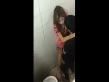 Mahasiswi Cantik Pasrah Goyang Kasur Toilet